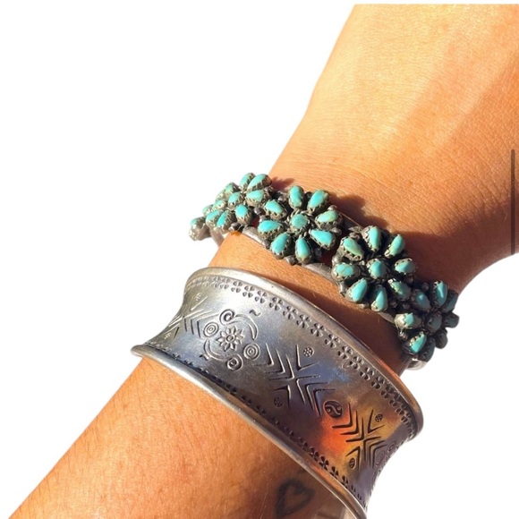 Vintage Native American Flower Cuff Bracelet of .925 and Genuine Turquoise - Picture 4 of 16